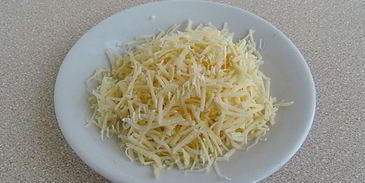 горячие бутерброды с консервированным лососем и маслинами