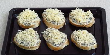 горячие бутерброды с консервированным лососем и маслинами