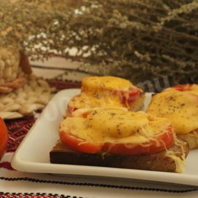 Горячие бутерброды с помидорами и сыром в духовке