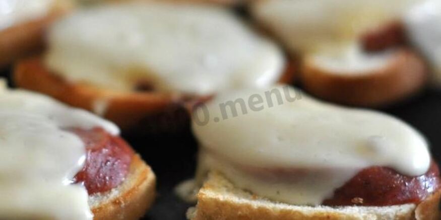 Рецепт горячих бутербродов с сосиской и сыром