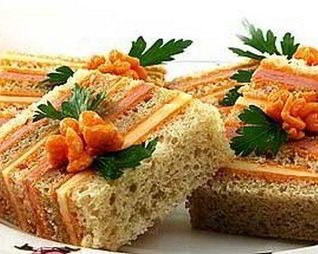 Оригинальный полосатый бутерброд