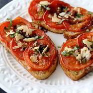 Рецепт Открытого бутерброда с запеченными помидорами, сыром и бальзамическим уксусом