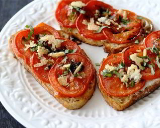 Открытый бутерброд с запеченными помидорами, сыром и бальзамическим уксусом