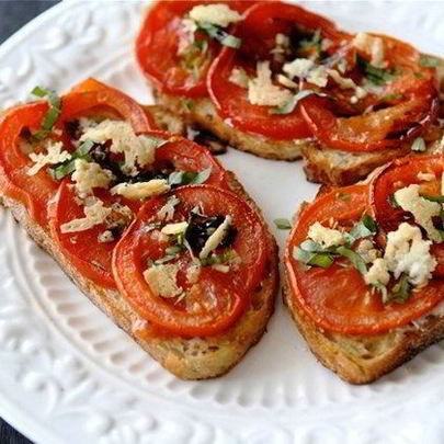 Открытый бутерброд с запеченными помидорами, сыром и бальзамическим уксусом