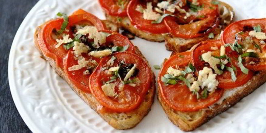 Рецепт открытого бутерброда с запеченными помидорами, сыром и бальзамическим уксусом