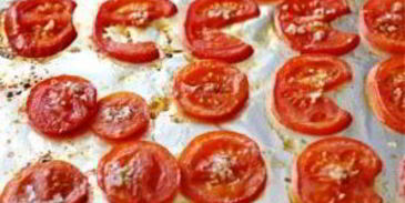 открытый бутерброд с запеченными помидорами, сыром и бальзамическим уксусом