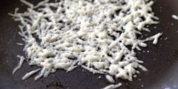 открытый бутерброд с запеченными помидорами, сыром и бальзамическим уксусом