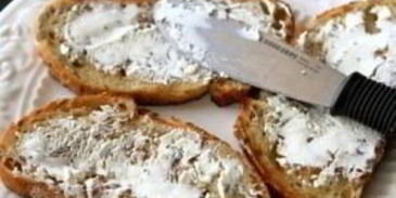 открытый бутерброд с запеченными помидорами, сыром и бальзамическим уксусом