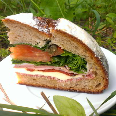 Пан-банья — слоеный бутерброд в хлебе