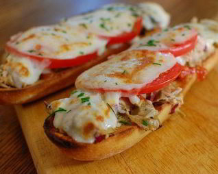 Средиземноморский горячий бутерброд с тунцом и артишоками