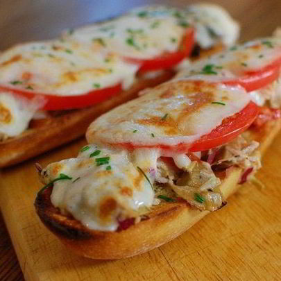 Средиземноморский горячий бутерброд с тунцом и артишоками