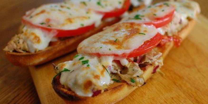 Рецепт средиземноморского горячего бутерброда с тунцом и артишоками