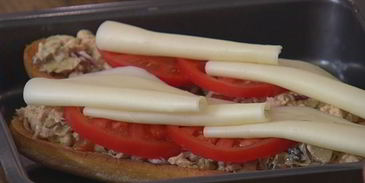 средиземноморский горячий бутерброд с тунцом и артишоками