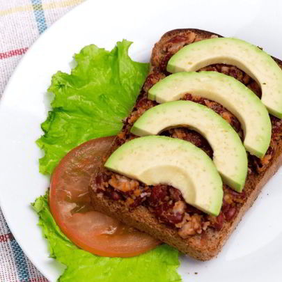 Сытный бутерброд с авокадо