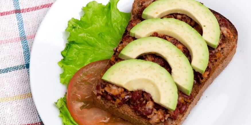 Рецепт сытного бутерброда с авокадо