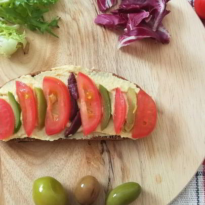 Сытный бутерброд с оливками, томатом и хумусом