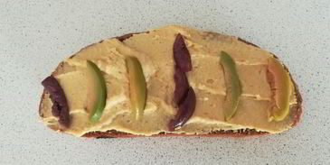 сытный бутерброд с оливками, томатом и хумусом