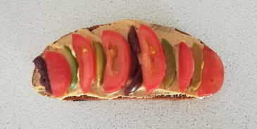 сытный бутерброд с оливками, томатом и хумусом