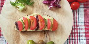 сытный бутерброд с оливками, томатом и хумусом