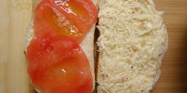 жареные бутерброды с помидорами и сыром