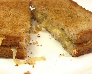 Жареные бутерброды с сыром и луком