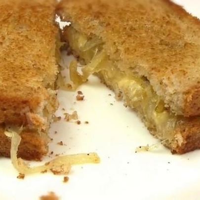 Жареные бутерброды с сыром и луком