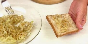 жареные бутерброды с сыром и луком
