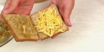 жареные бутерброды с сыром и луком