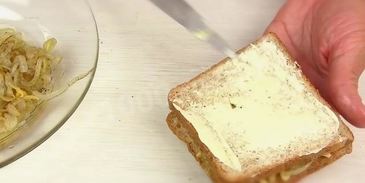 жареные бутерброды с сыром и луком