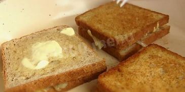 жареные бутерброды с сыром и луком