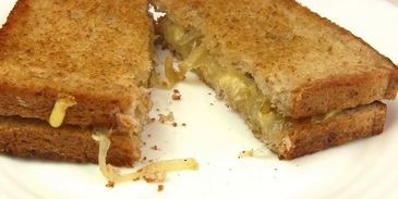 жареные бутерброды с сыром и луком