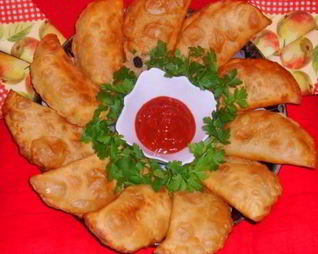 Чебуреки по-домашнему с пикантным соусом