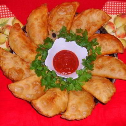 Чебуреки по-домашнему с пикантным соусом
