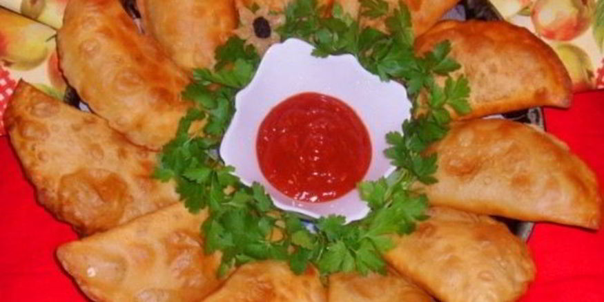 Рецепт чебуреков по-домашнему с пикантным соусом