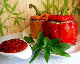 Фаршированные болгарские перцы с томатным соусом