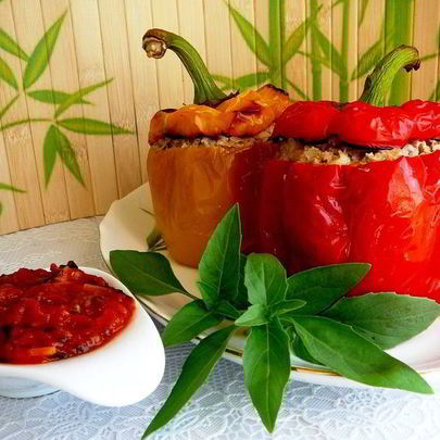 Фаршированные болгарские перцы с томатным соусом