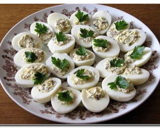 Фаршированные печенью трески яйца