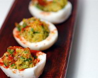 Фаршированные яйца с гуакамоле