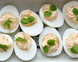 Фаршированные яйца с икрой трески, минтая