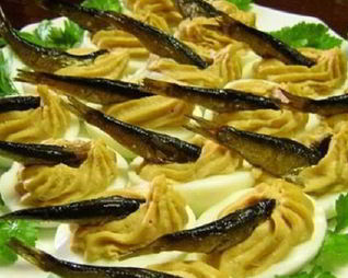 Фаршированные яйца со шпротами