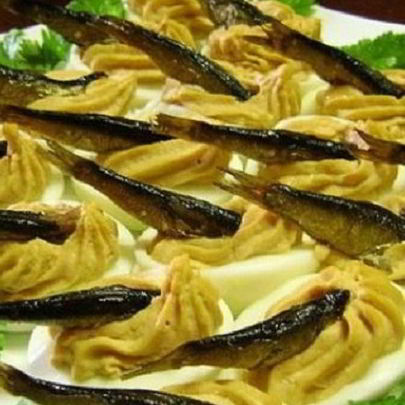 Фаршированные яйца со шпротами