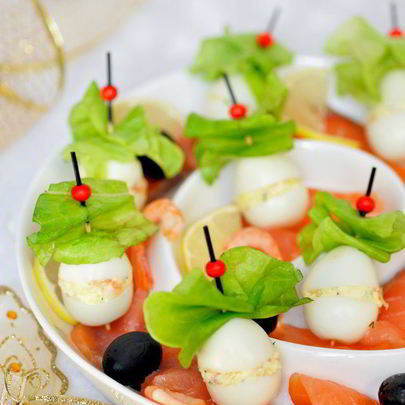 Перепелиные яйца, фаршированные слабосоленой семгой