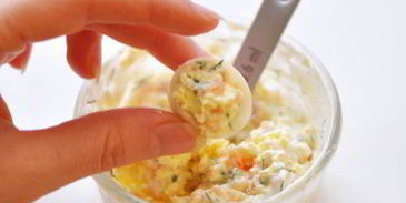 перепелиные яйца, фаршированные слабосоленой семгой