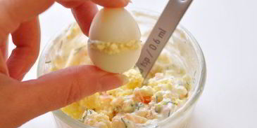 перепелиные яйца, фаршированные слабосоленой семгой