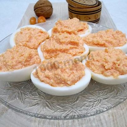 Яйца фаршированные икрой мойвы