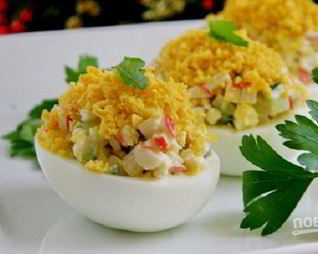 Яйца, фаршированные крабовыми палочками и огурцом