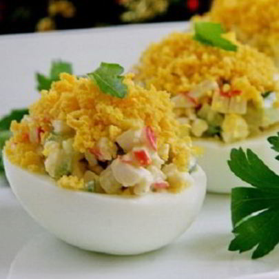 Яйца, фаршированные крабовыми палочками и огурцом