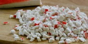 яйца, фаршированные крабовыми палочками и огурцом