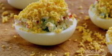 яйца, фаршированные крабовыми палочками и огурцом