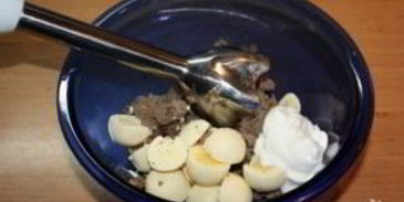 яйца, фаршированные куриной печенью